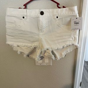 White O’Niell low rise shorts, size 27 perfect condition